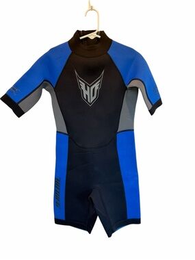 HO Sports X-Factor Kids Black Blue Short Sleeve Shorty Wetsuit Zipper Back Sz 12